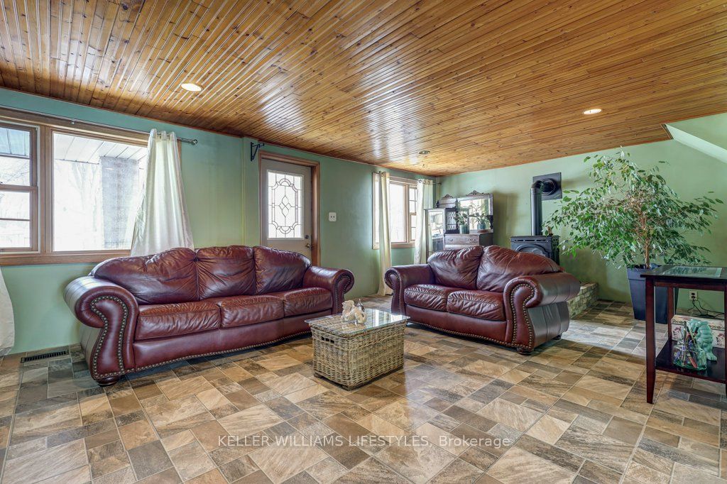 22709 Thames Road Property Photo 8