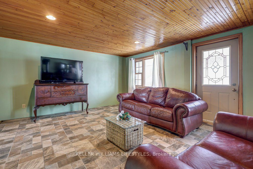 22709 Thames Road Property Photo 9
