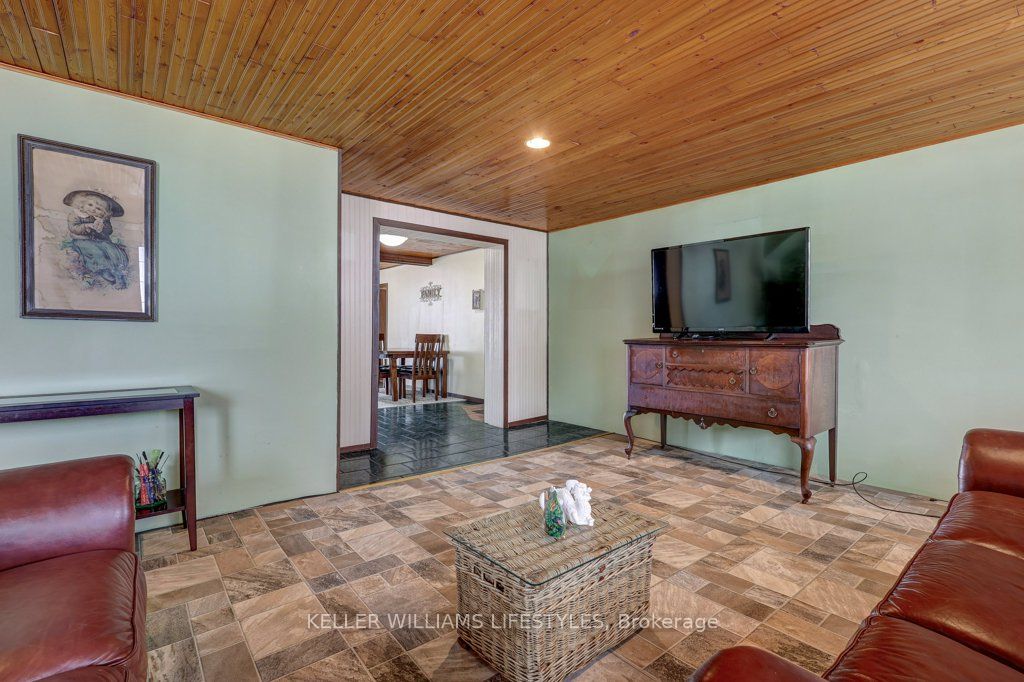 22709 Thames Road Property Photo 10