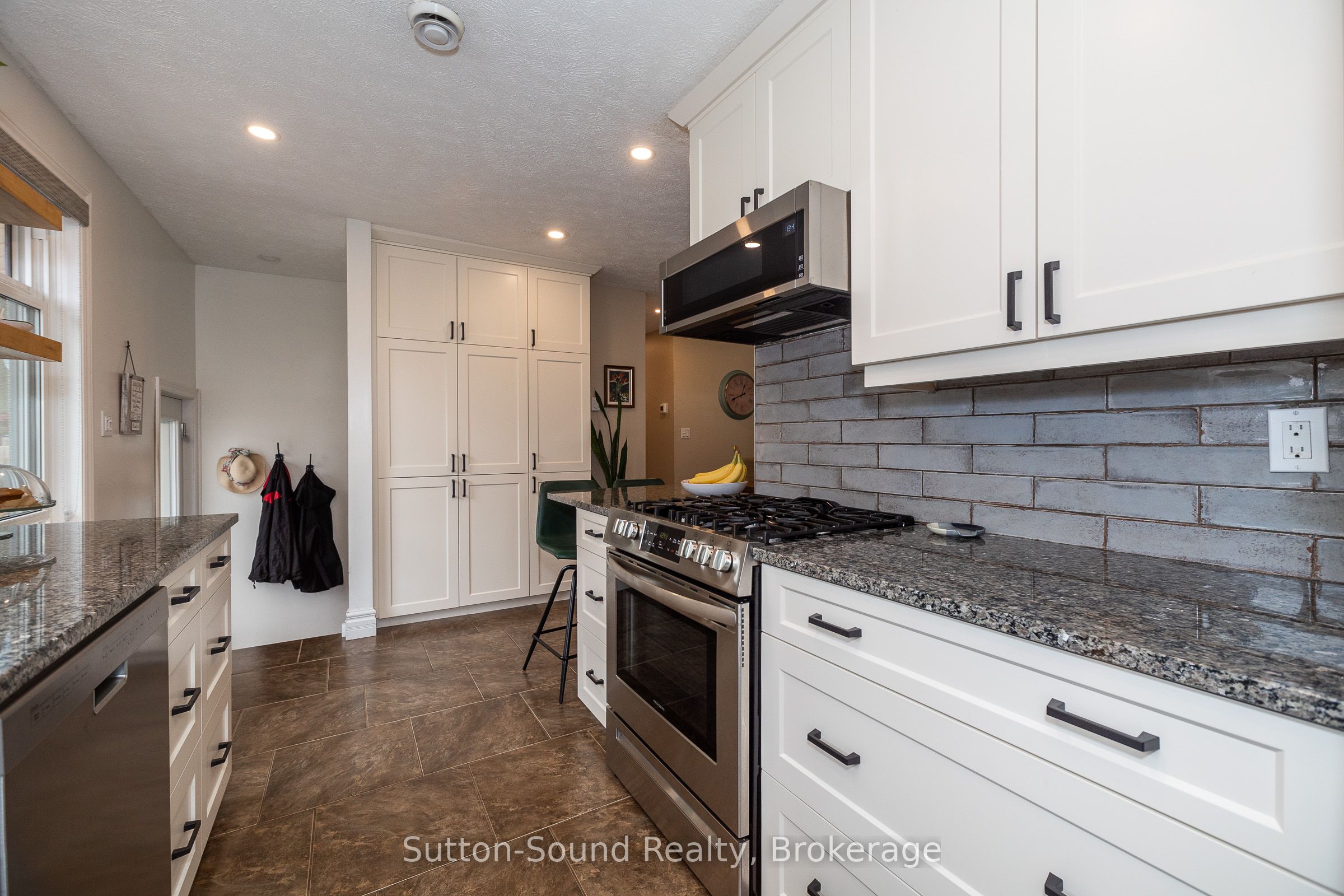 1160 12th Street E Property Photo 6