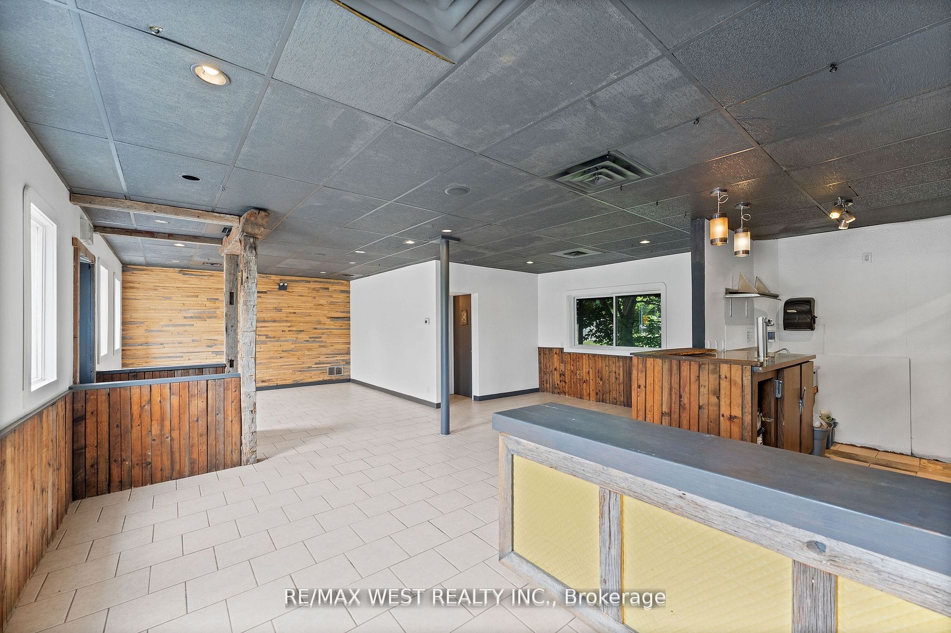 8642 Lander Road Property Photo 10