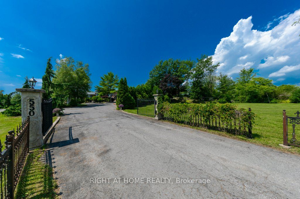 550 Queen Street E Property Photo 4