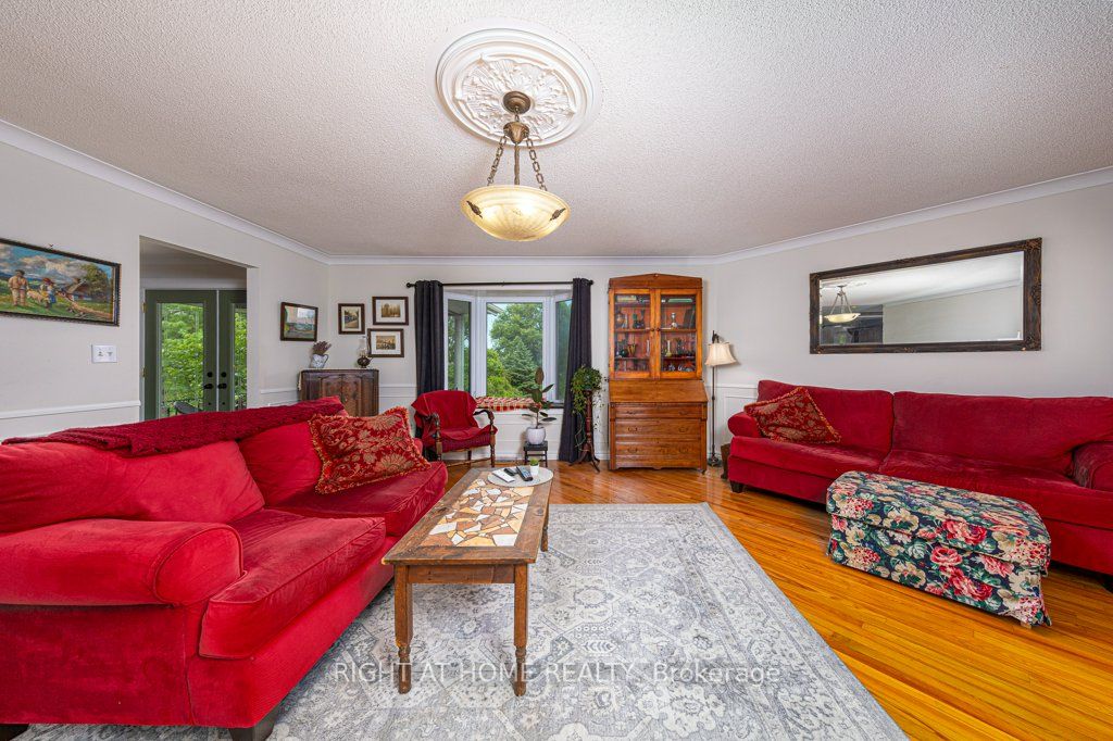 550 Queen Street E Property Photo 11