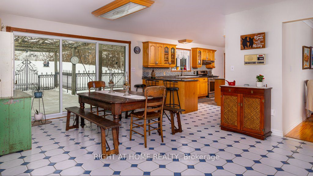 550 Queen Street E Property Photo 14