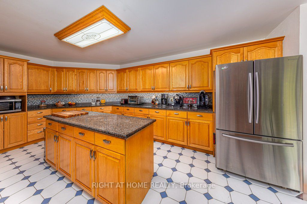 550 Queen Street E Property Photo 17