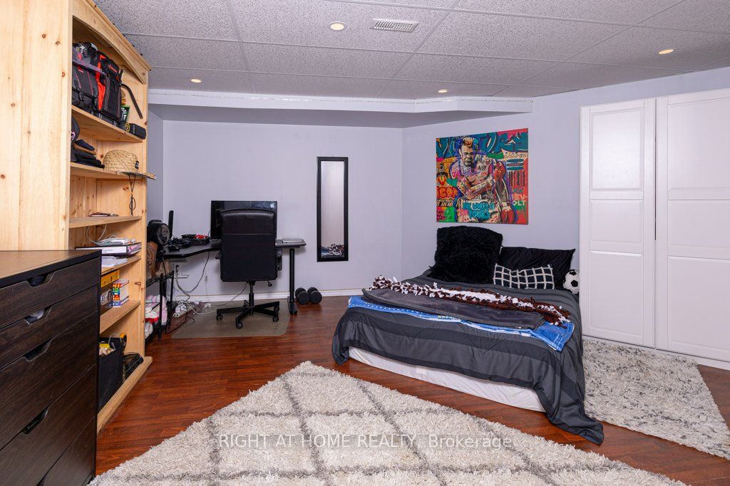 550 Queen Street E Property Photo 34