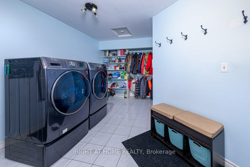 550 Queen Street E Property Photo 37