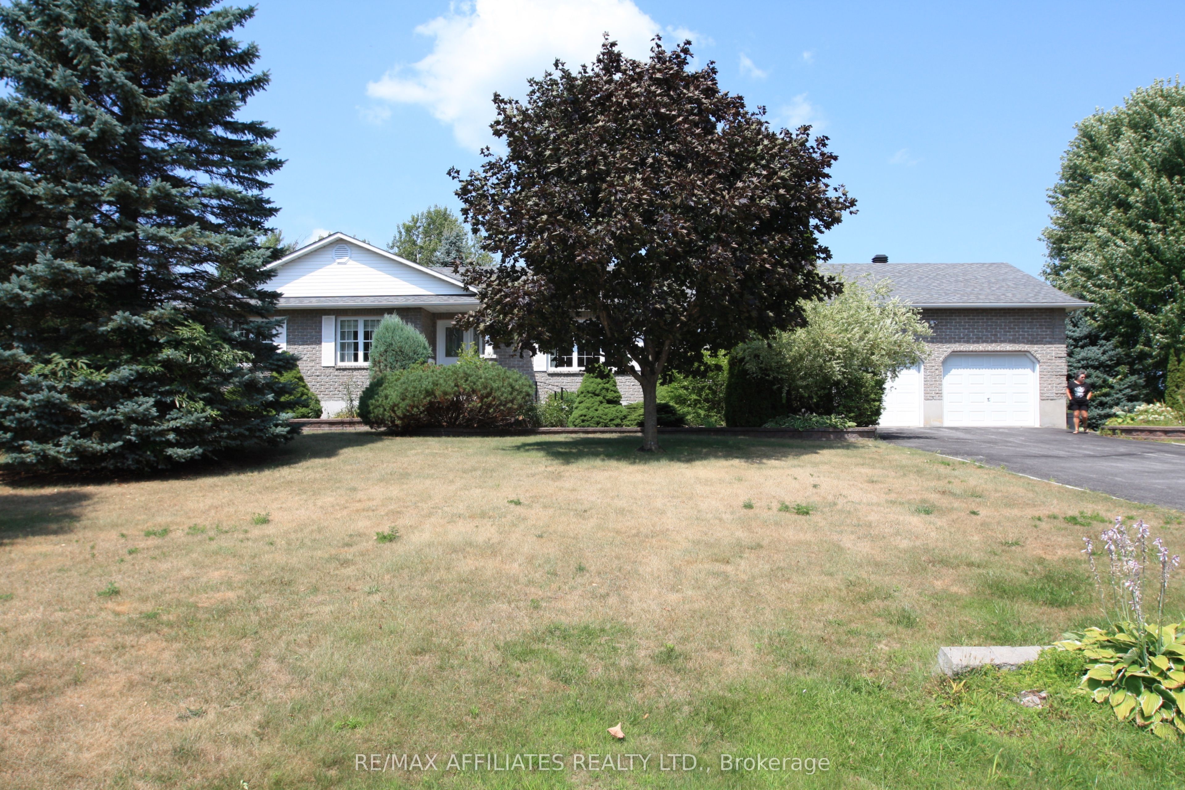 10 Tudor Circle Property Photo 2