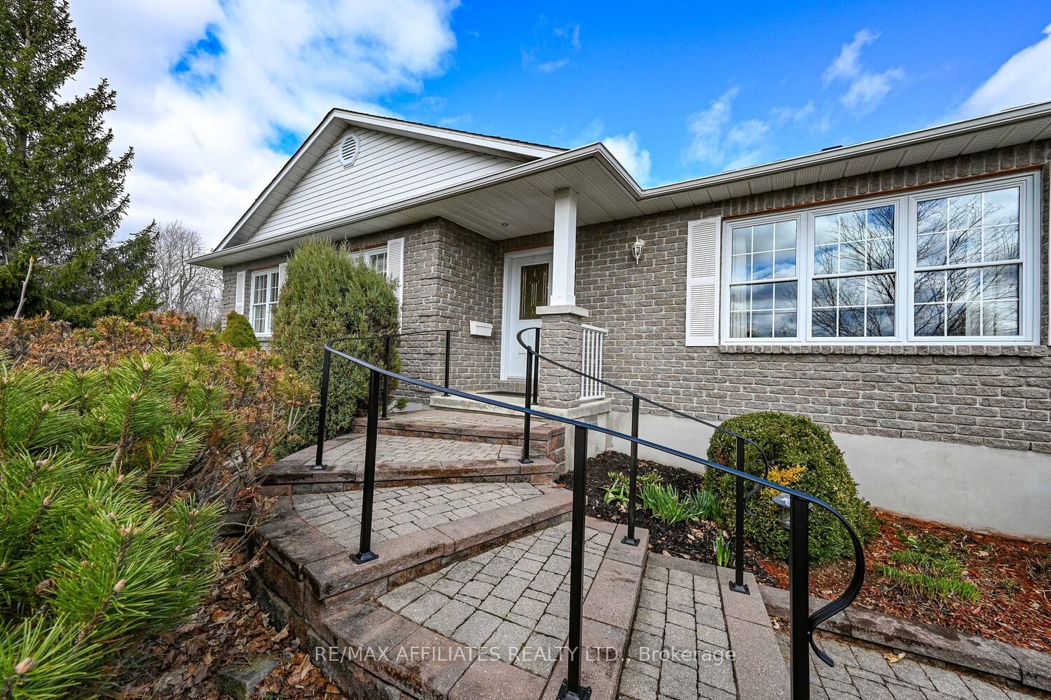 10 Tudor Circle Property Photo 4
