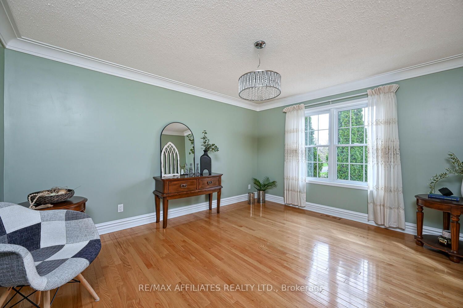 10 Tudor Circle Property Photo 8