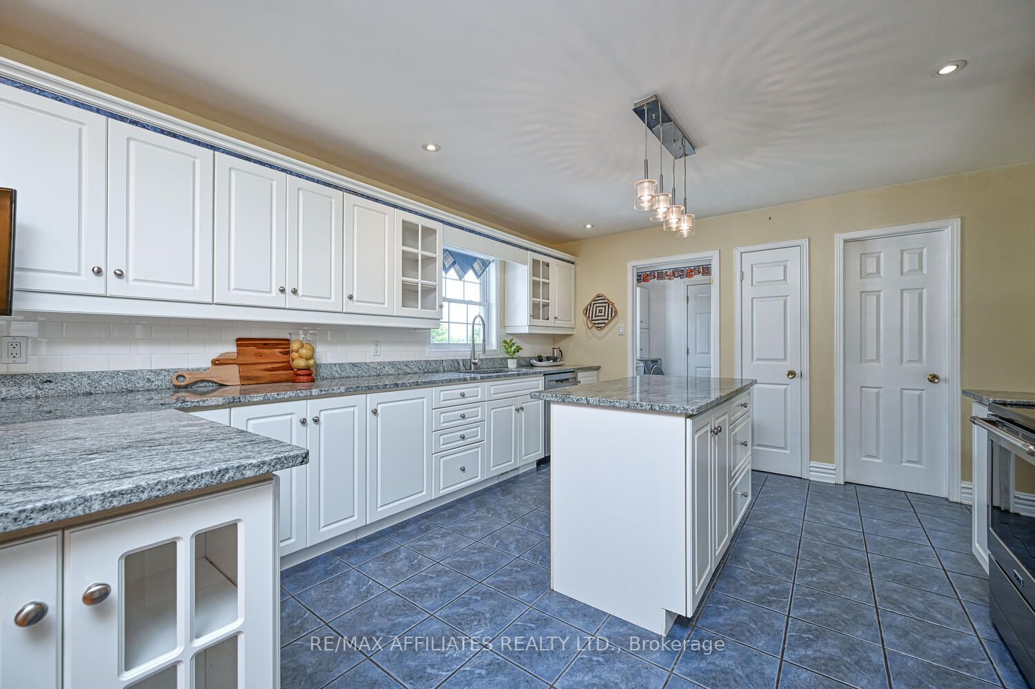 10 Tudor Circle Property Photo 14