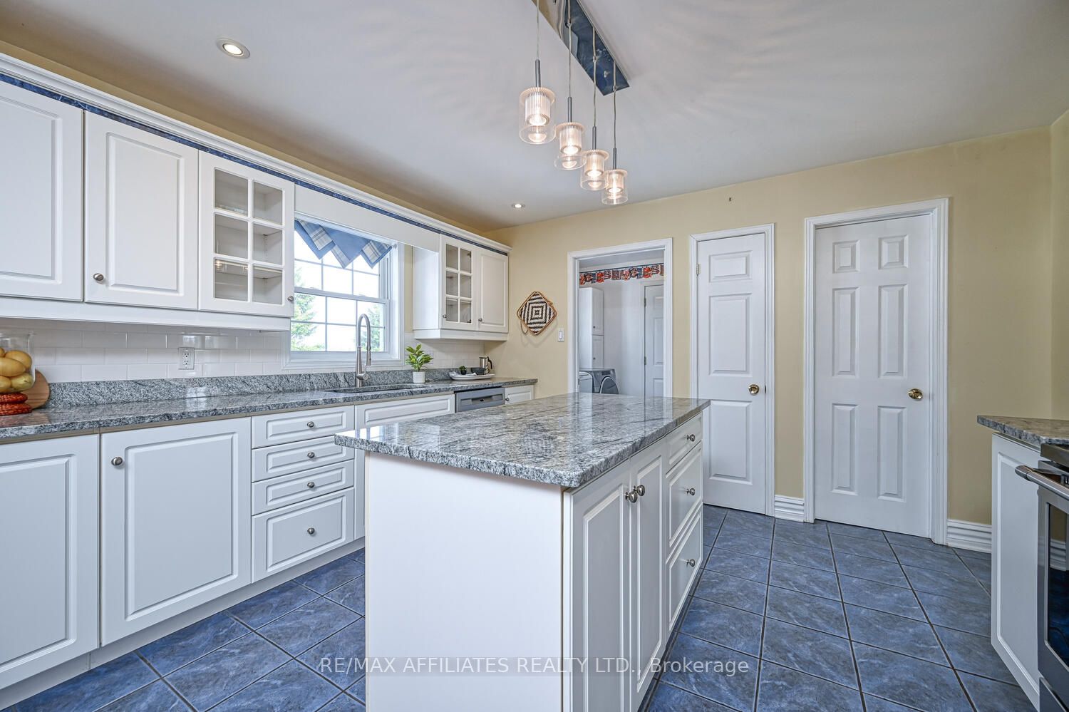 10 Tudor Circle Property Photo 16