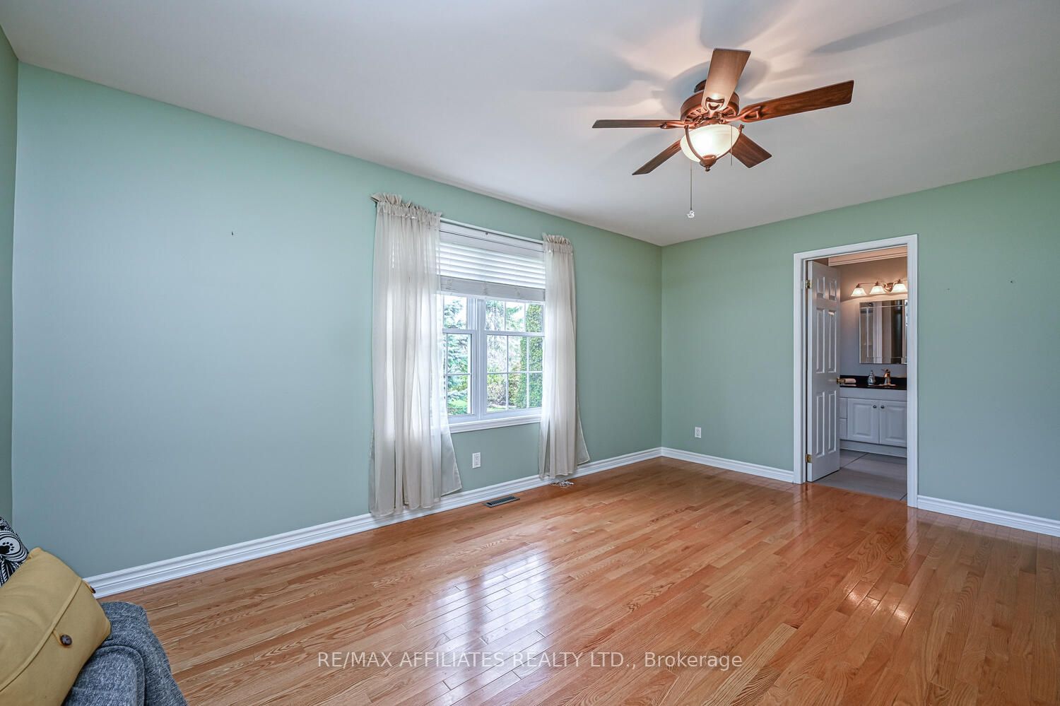 10 Tudor Circle Property Photo 29