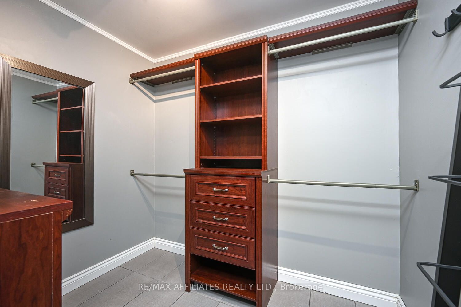 10 Tudor Circle Property Photo 32