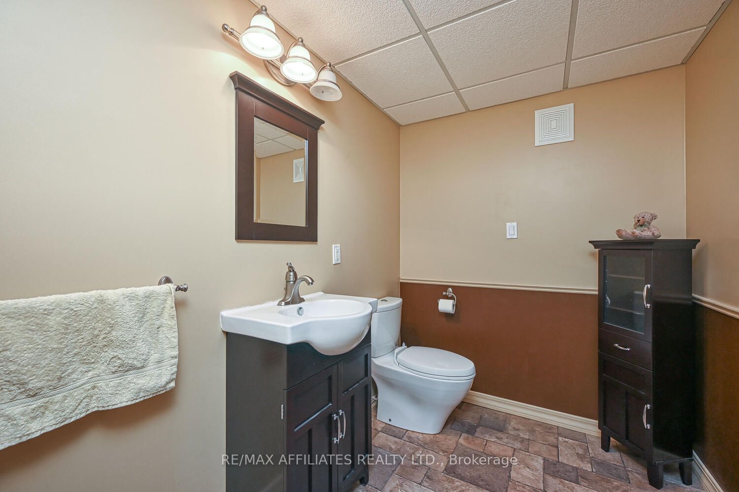 10 Tudor Circle Property Photo 34