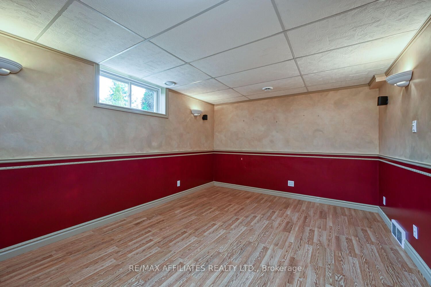 10 Tudor Circle Property Photo 35