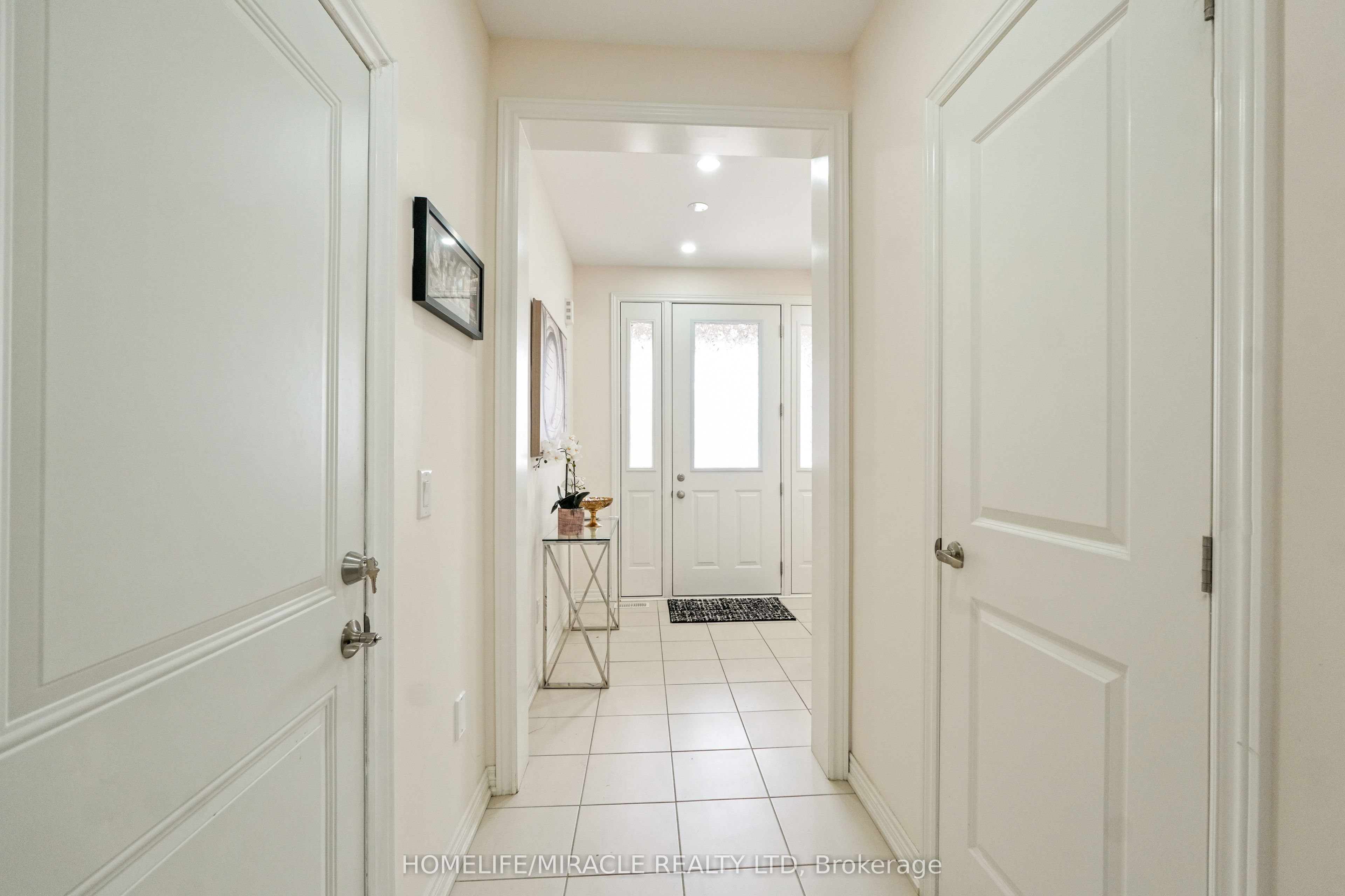 1053 Garner Rd W Property Photo 5