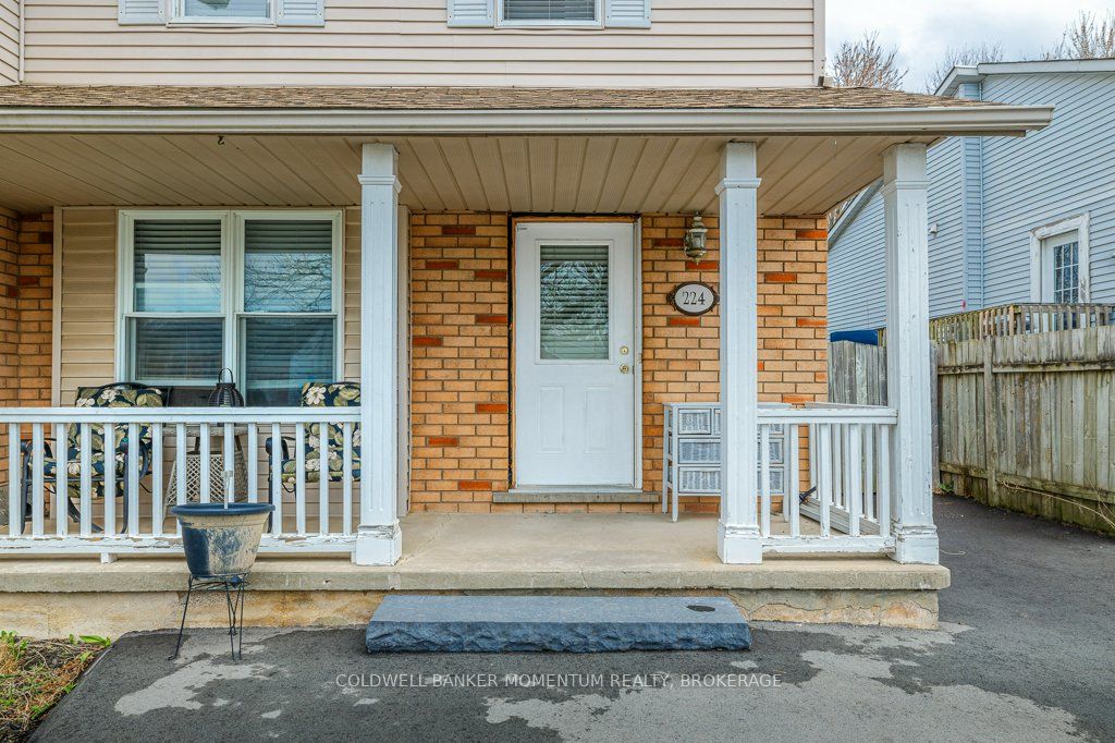 224 Windsor St Property Photo 5