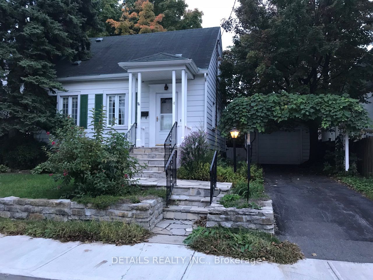 10 Garrison St Property Photo 2