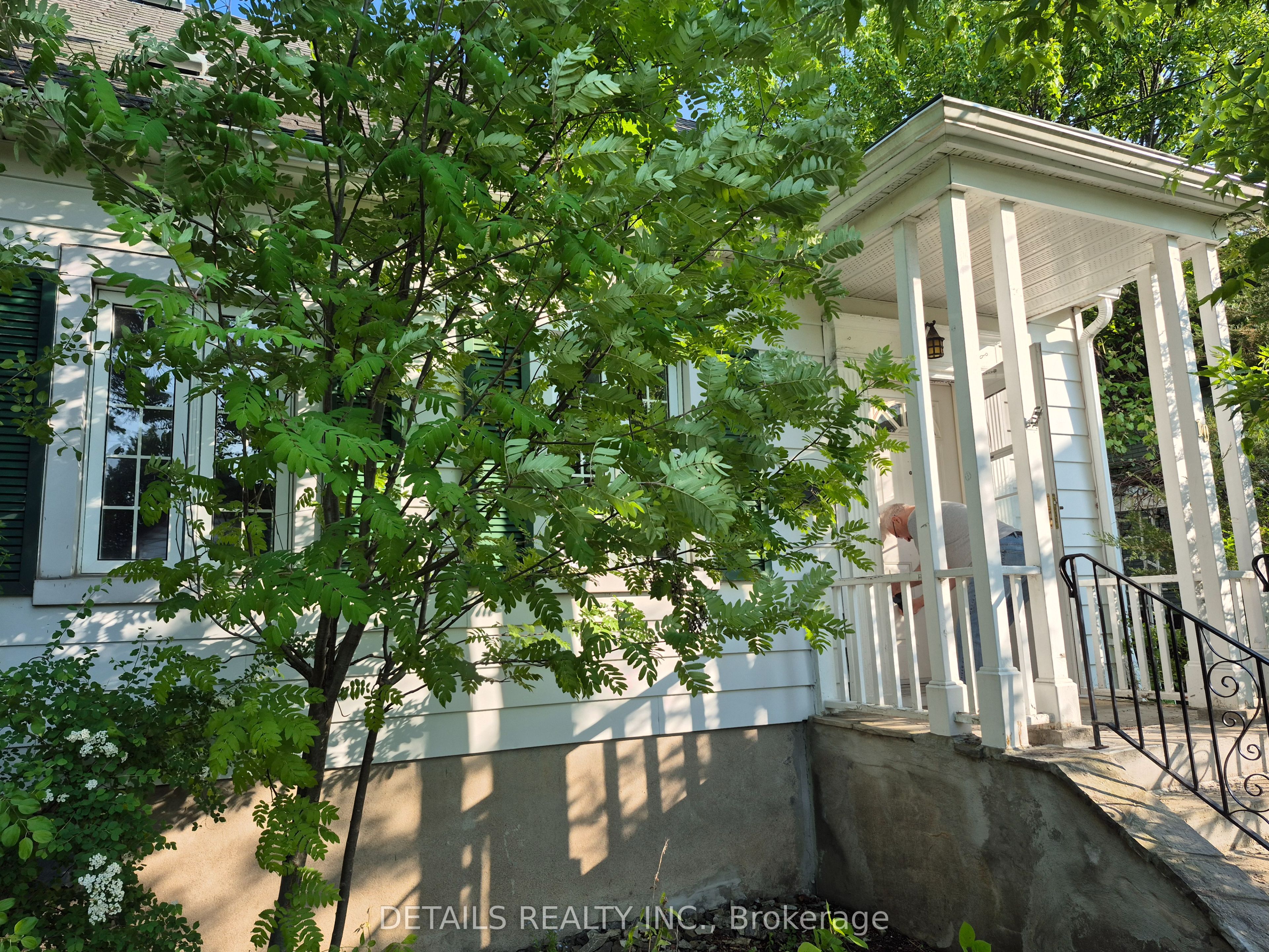 10 Garrison St Property Photo 3
