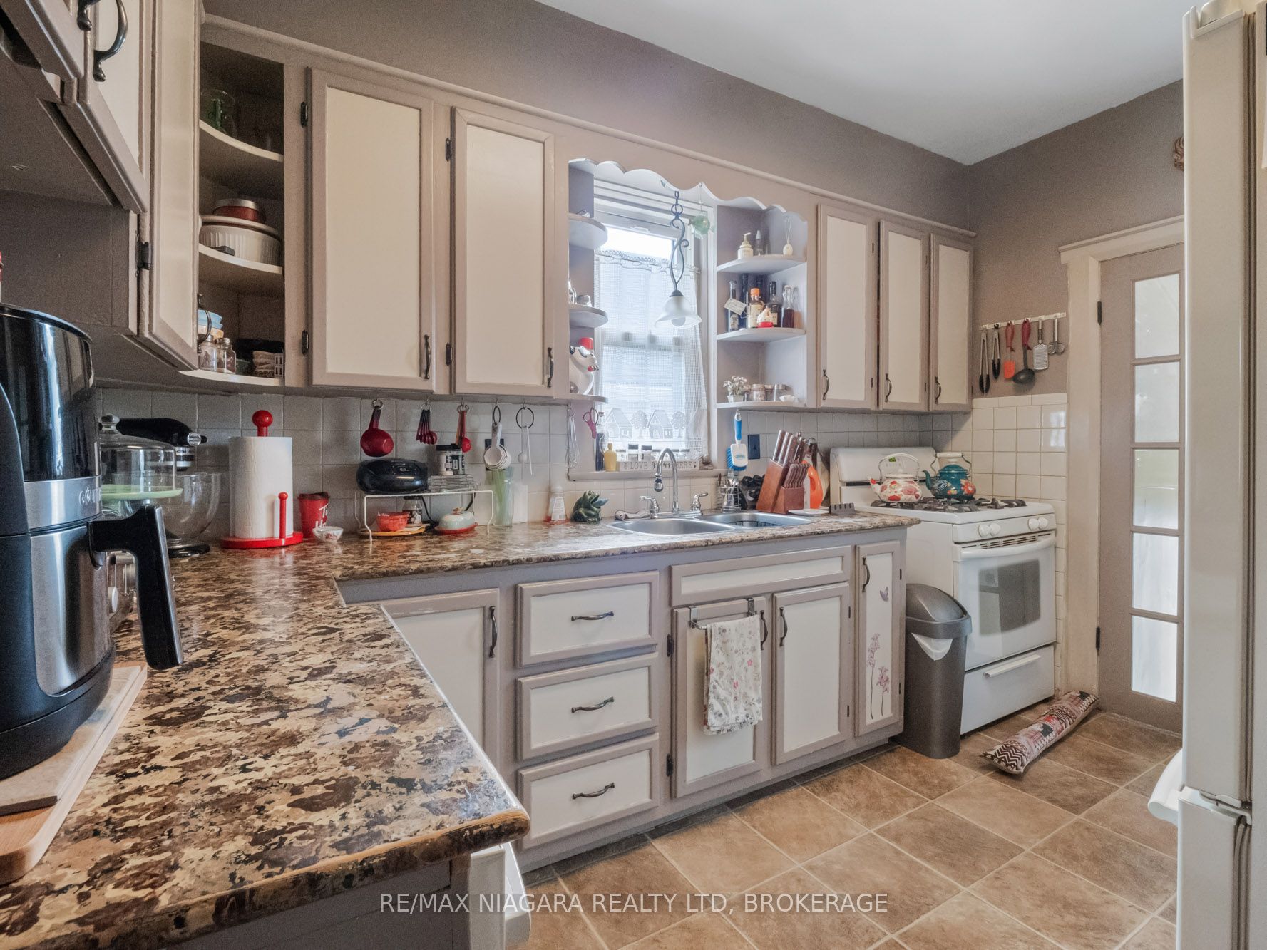 215 Phipps Street Property Photo 12