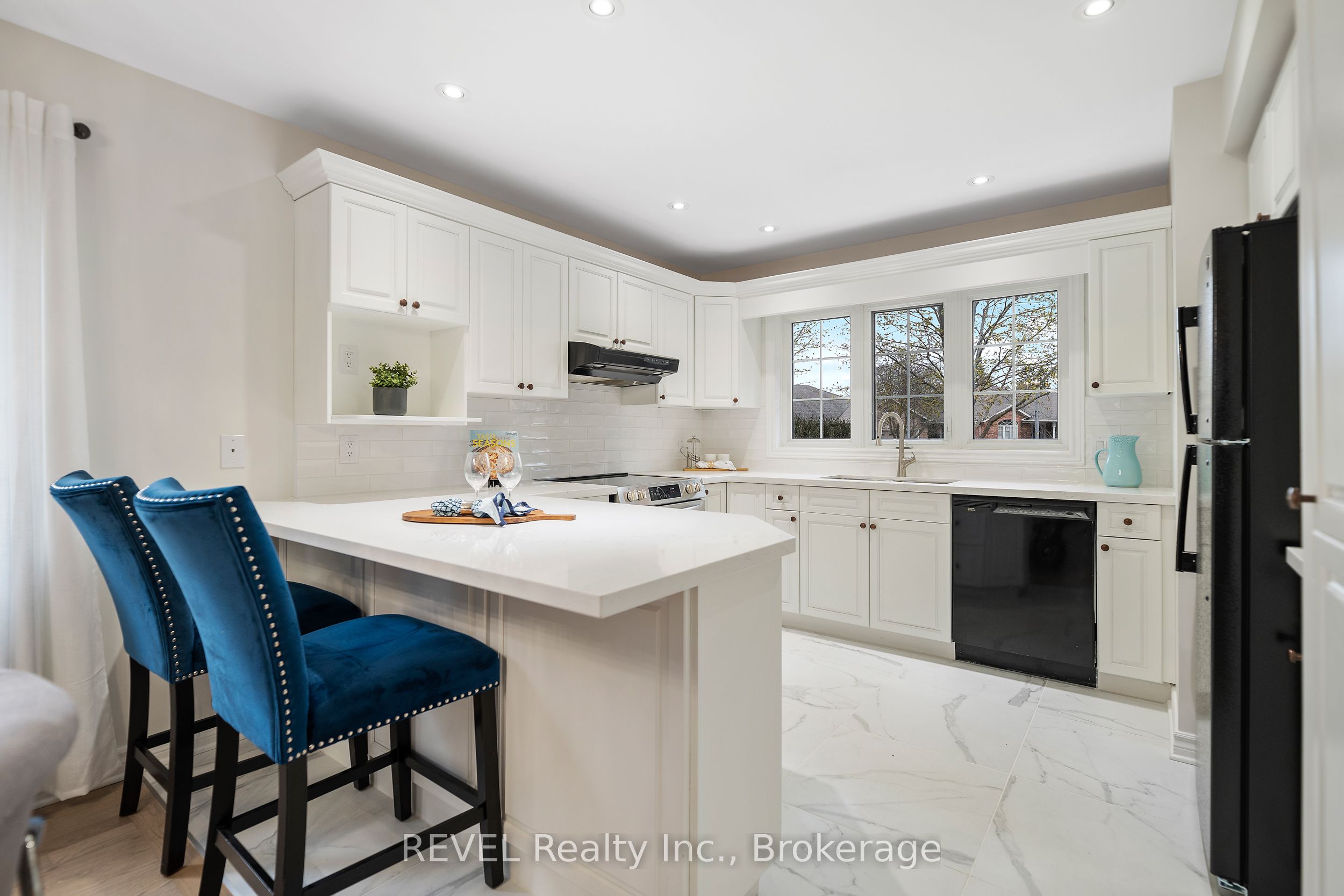 6839 Imperial Court Property Photo 11