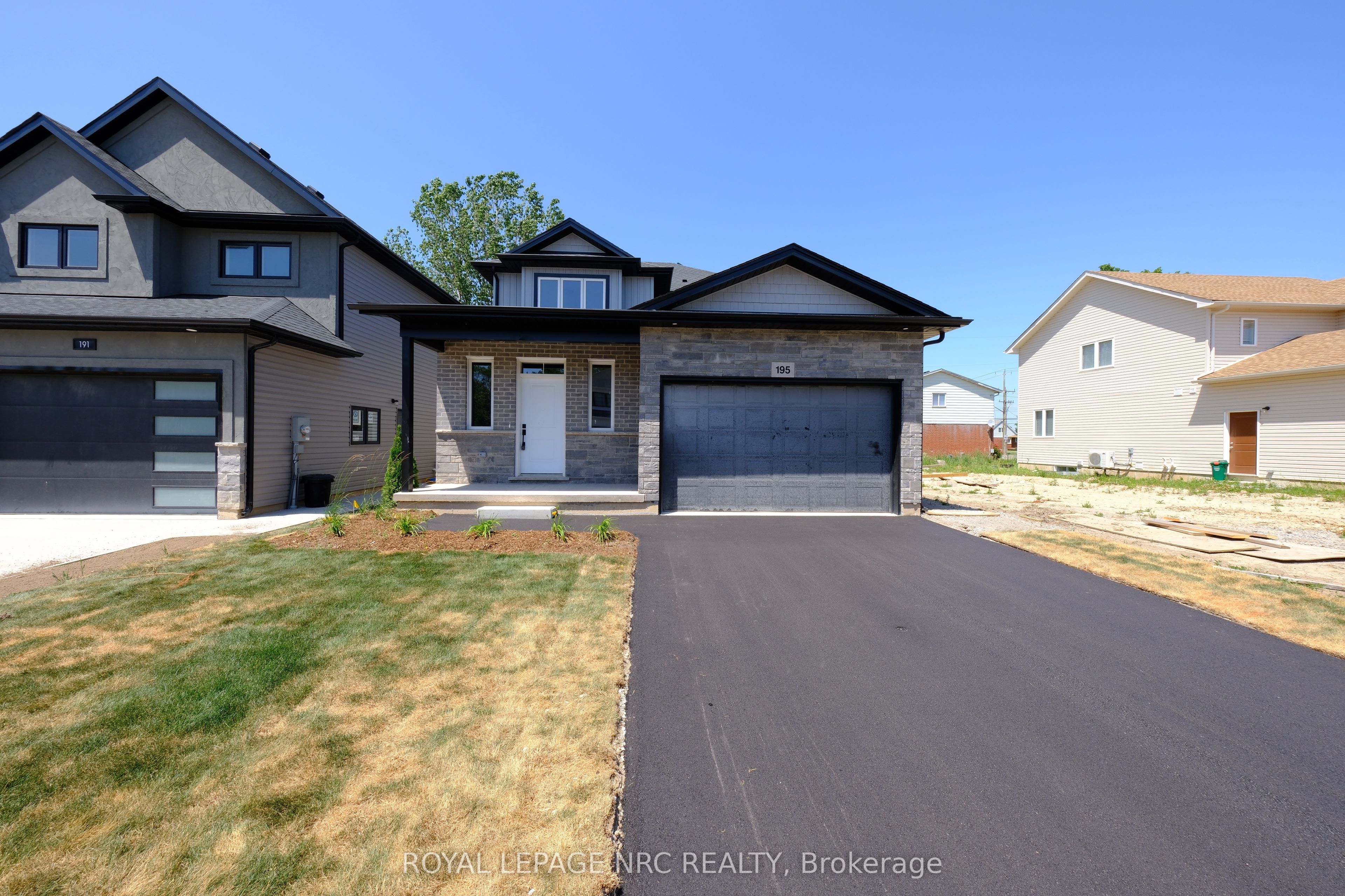 195 Hodgkins Ave Property Photo 1