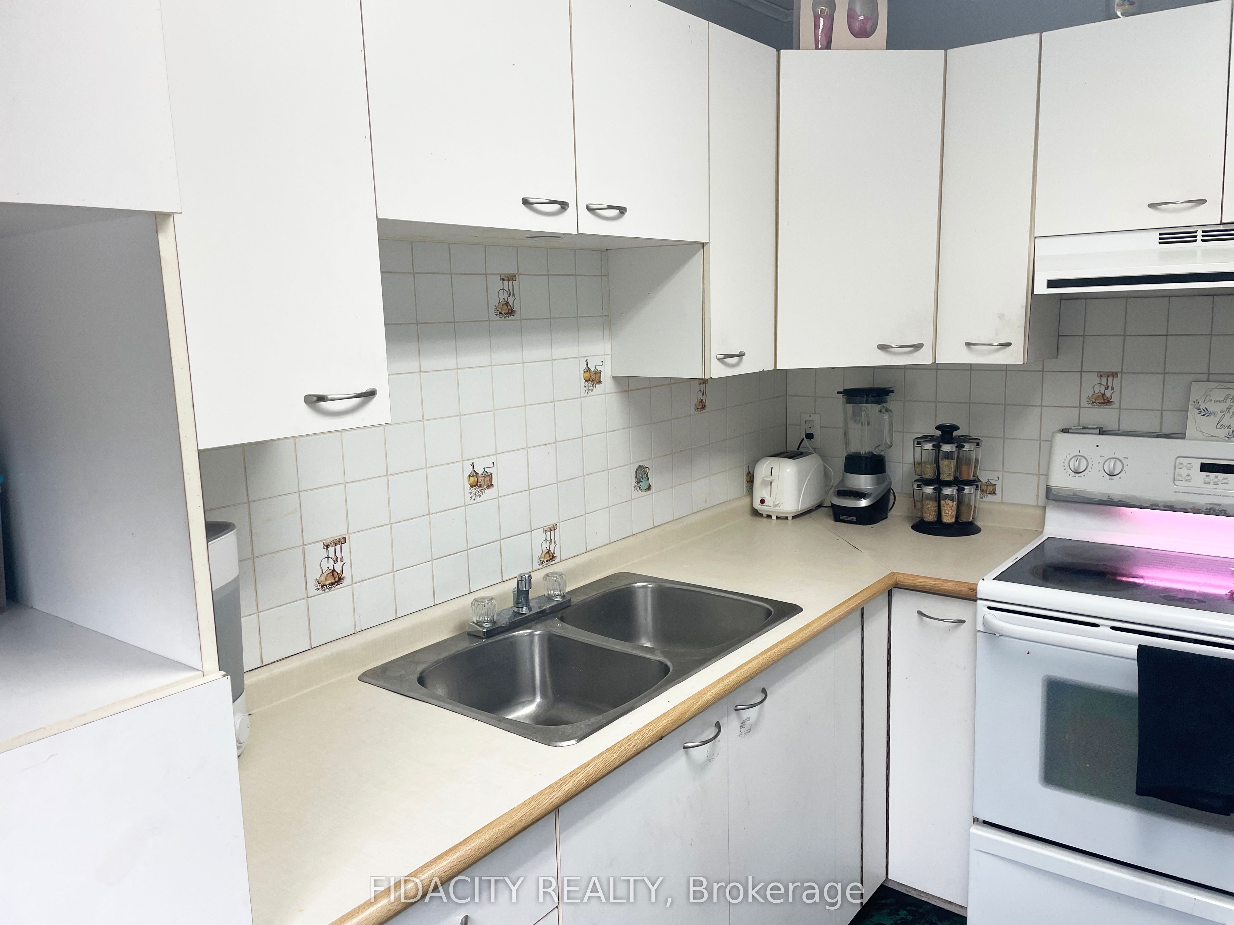 3874 Champlain Road Property Photo 17