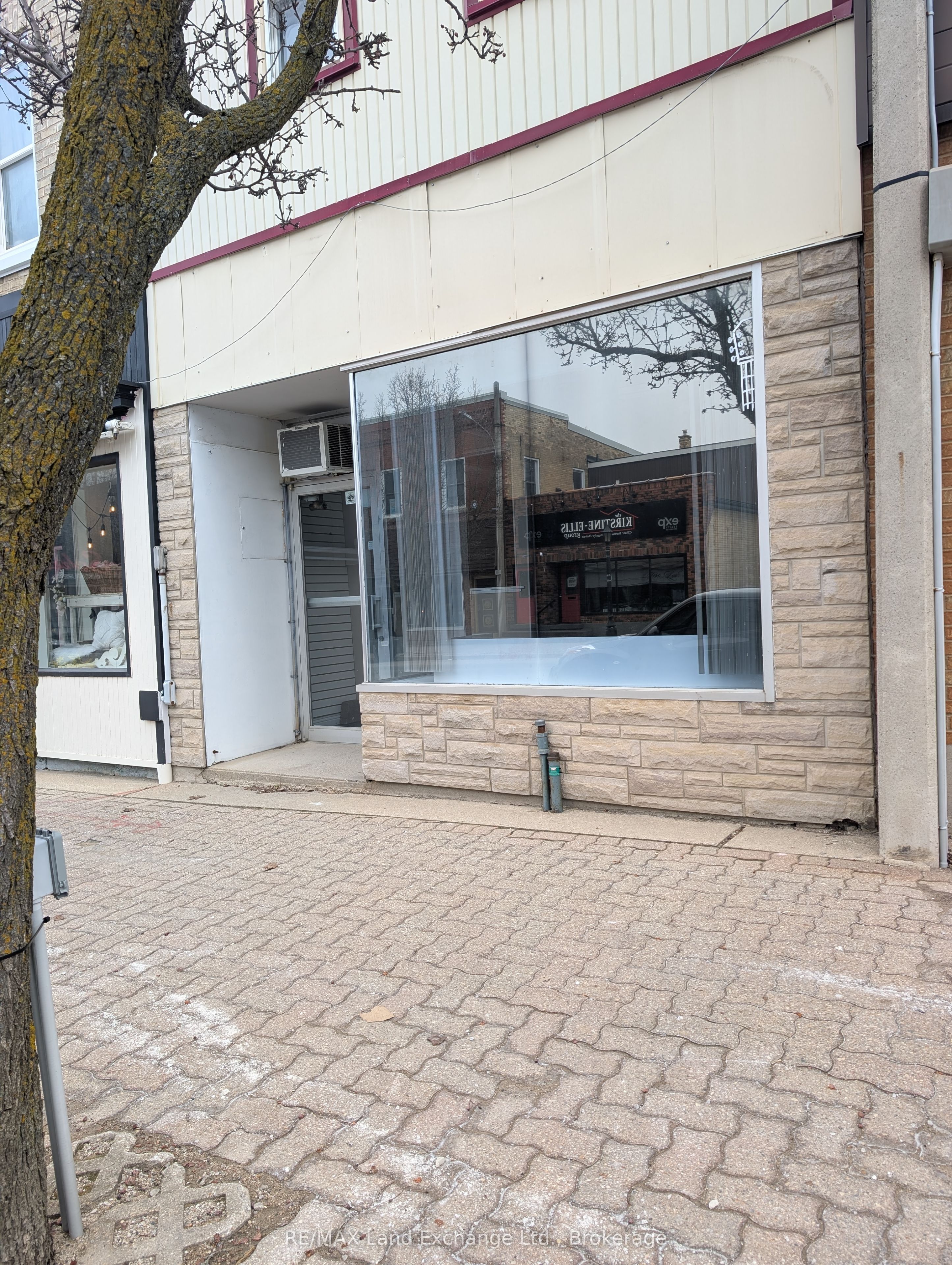 76 Elora Street Property Photo 2