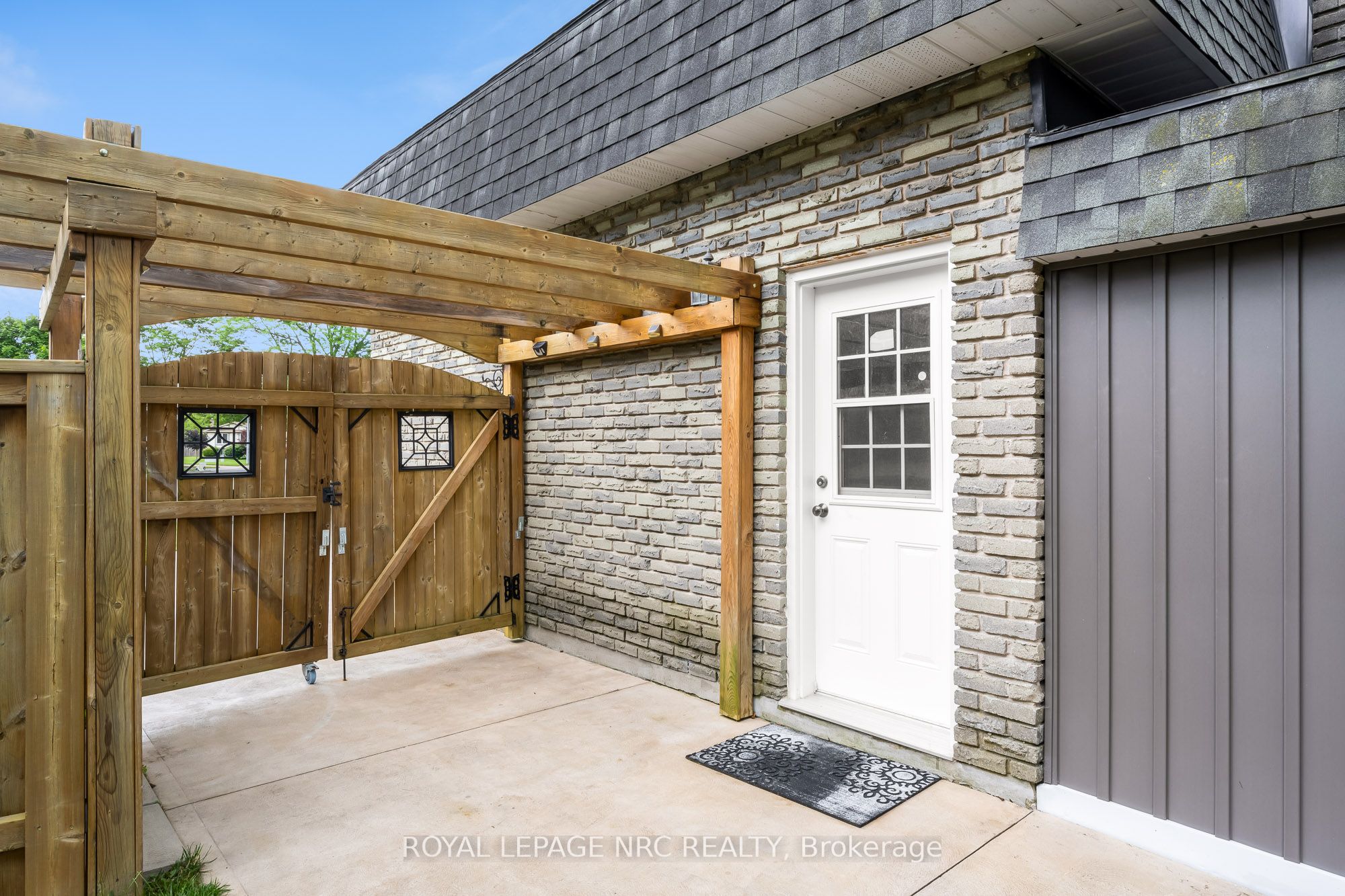 19 Little John Court Property Photo 4