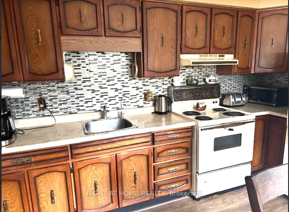 69 Victoria Avenue N Property Photo 2