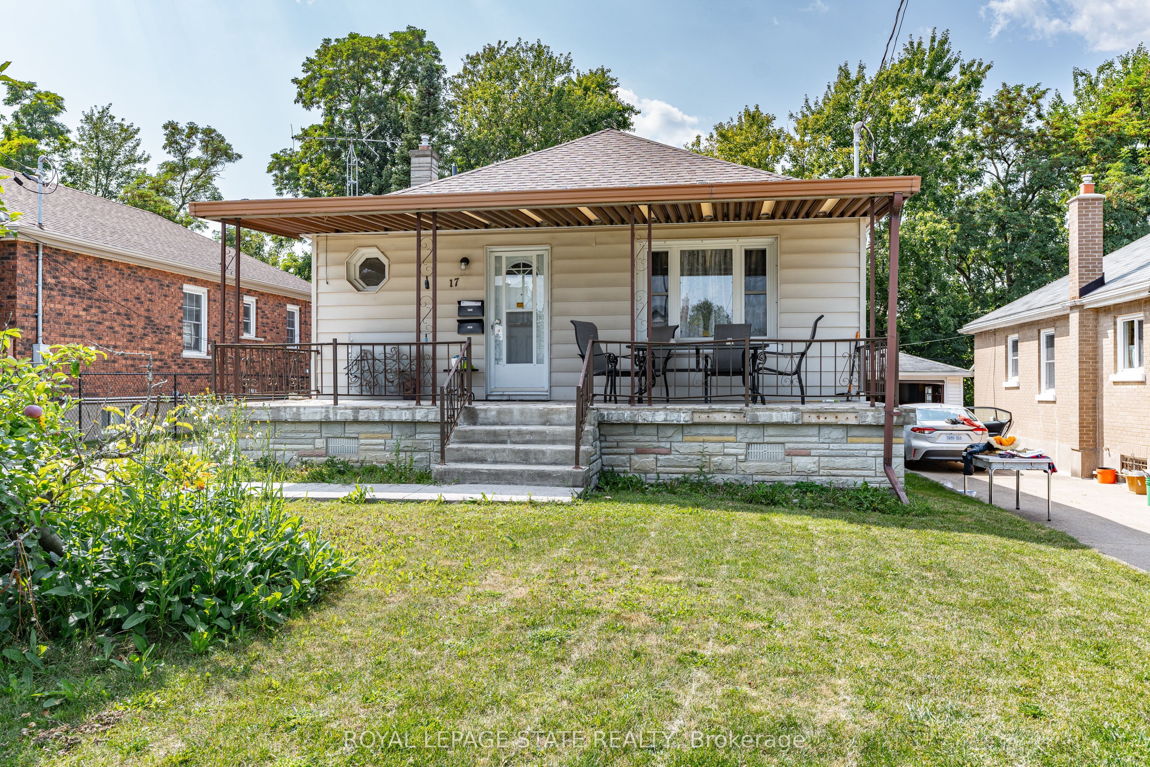 17 Prestwick Ave Property Photo 2
