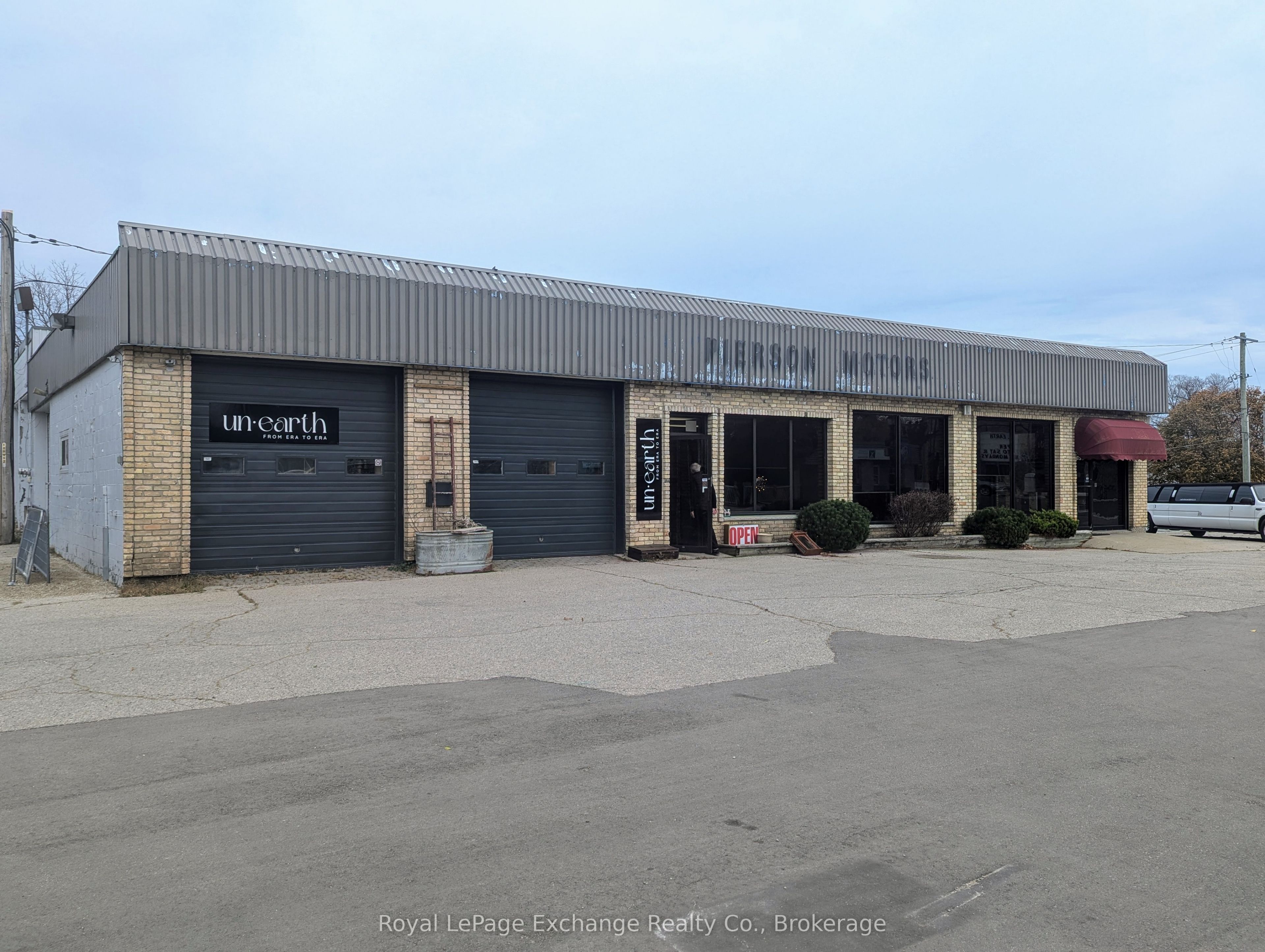 856 Queen Street Property Photo 1