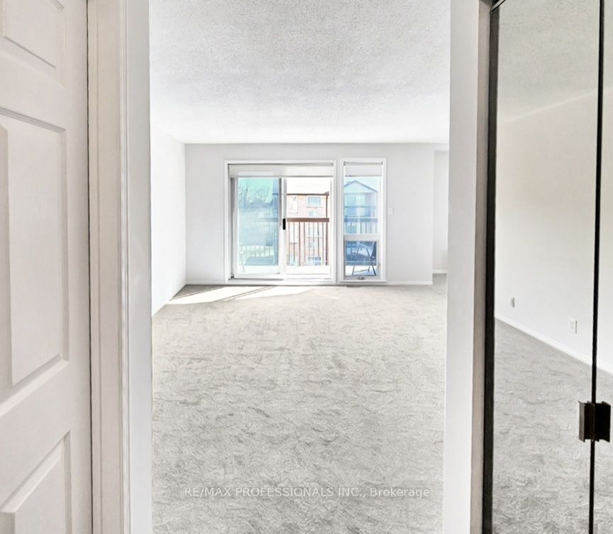 ##317 - 52 Tripp Boulevard Property Photo 6