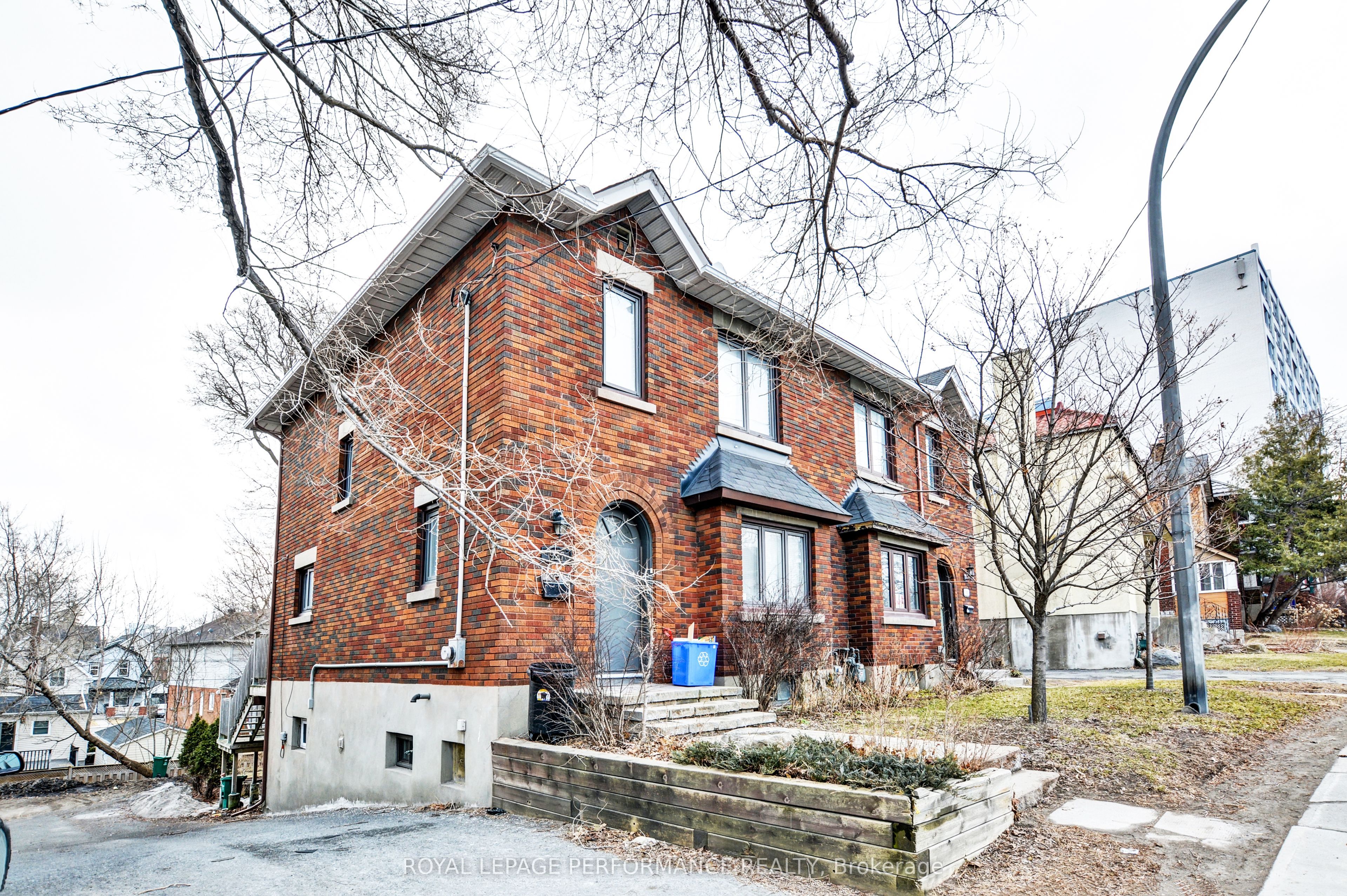923-949 Bronson Avenue Property Photo 4