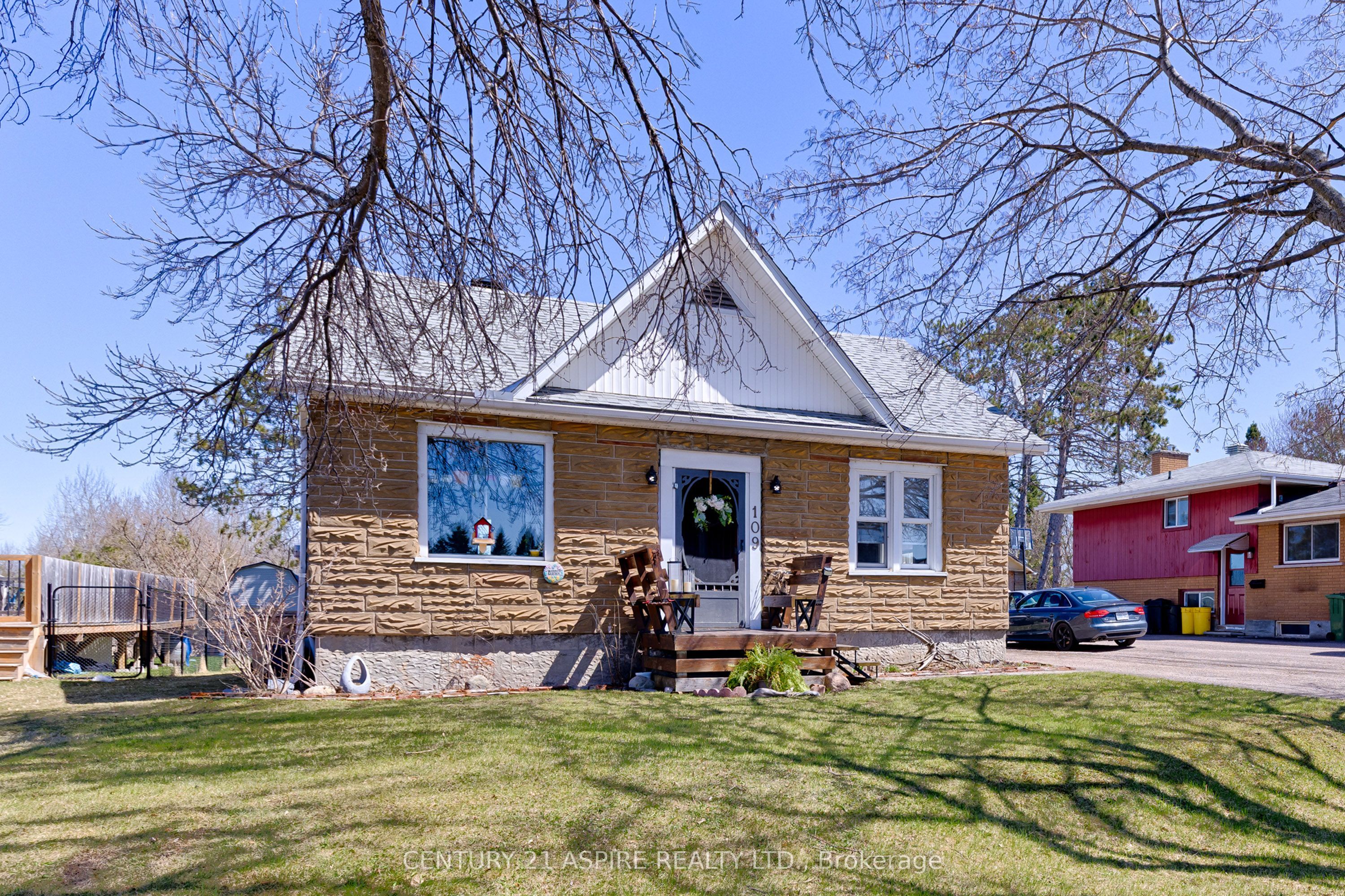 109 Golf Course Rd Property Photo 1