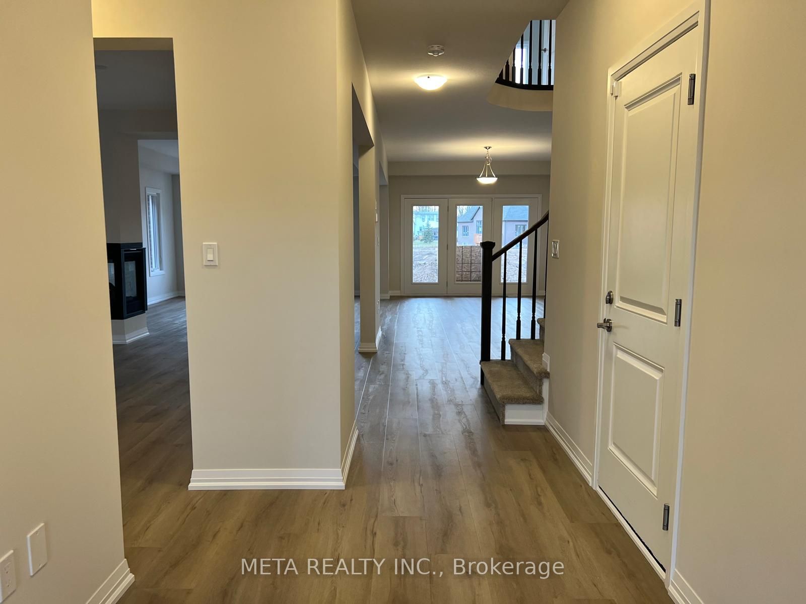 1013 Kraft Road N Property Photo 4