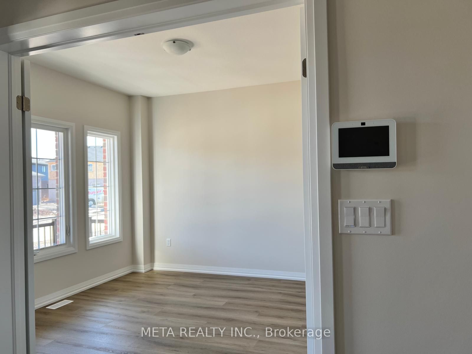 1013 Kraft Road N Property Photo 5