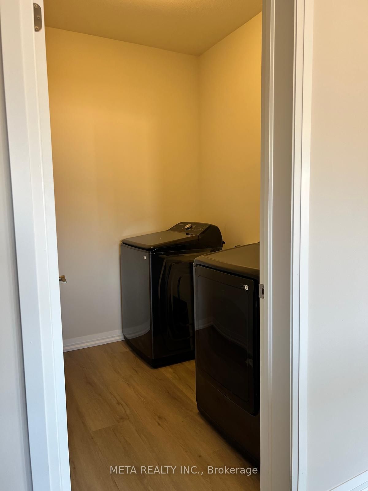 1013 Kraft Road N Property Photo 15