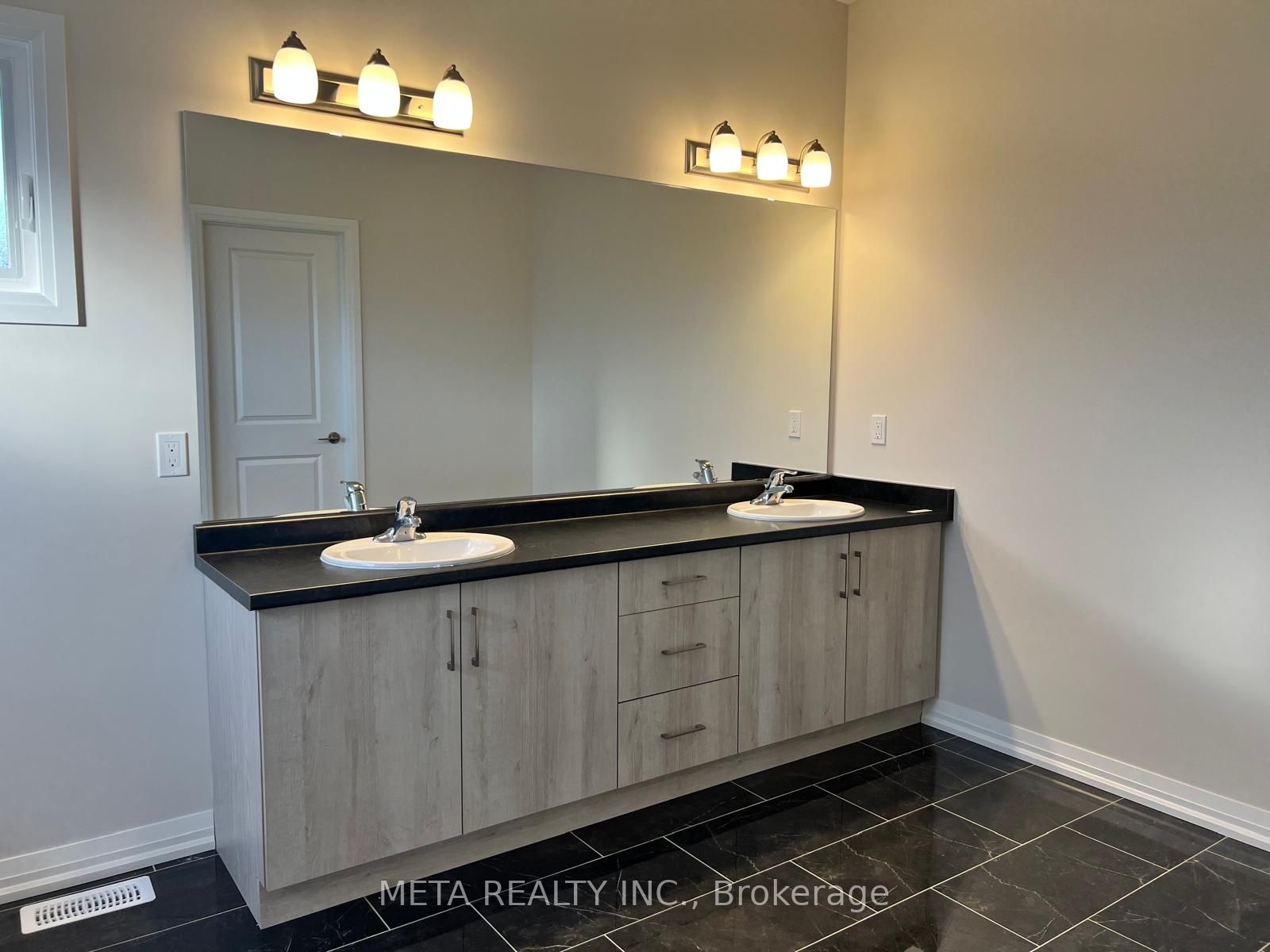 1013 Kraft Road N Property Photo 24