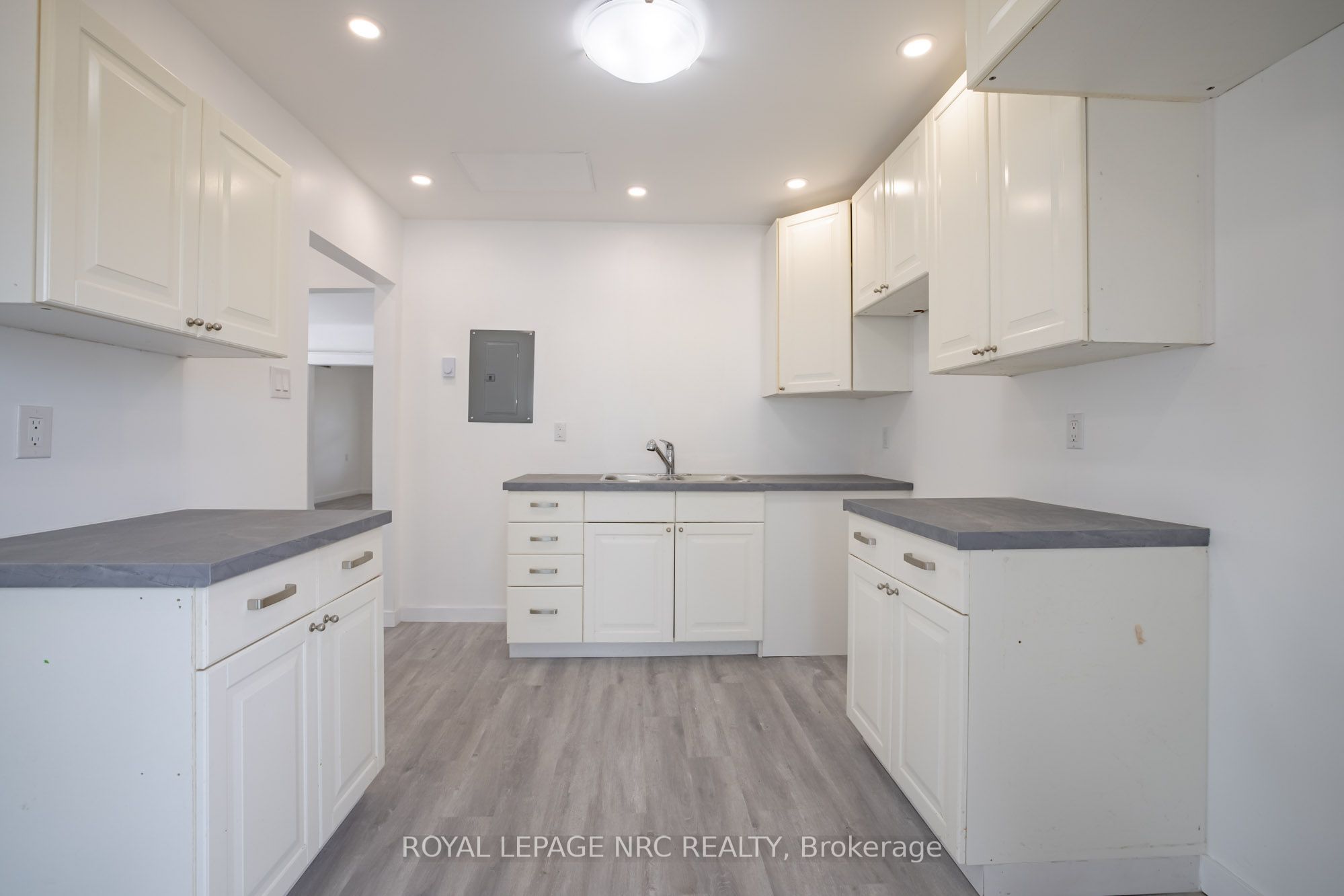 170 Niagara Street W Property Photo 16