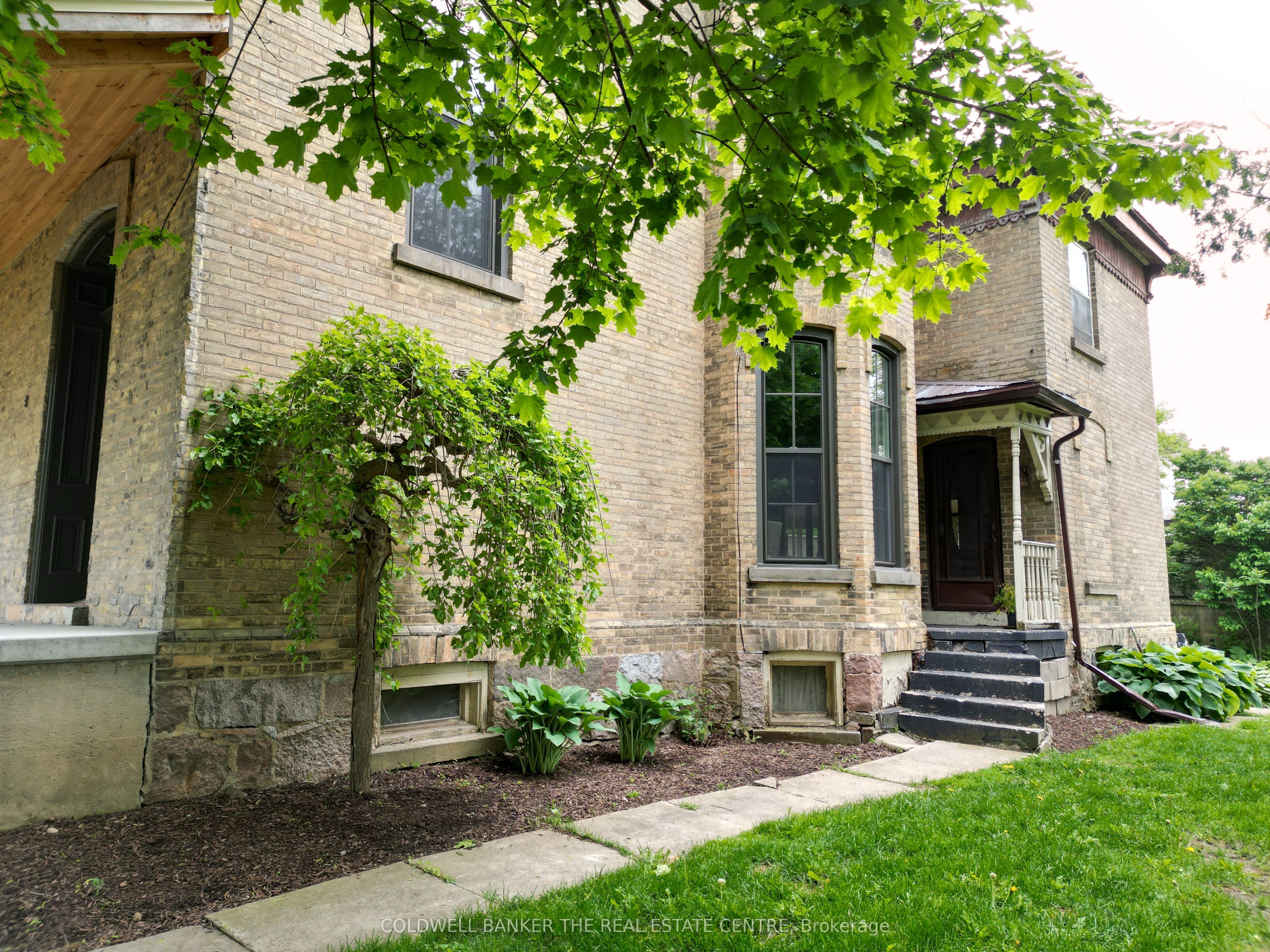 150 Wellington Street Property Photo 1
