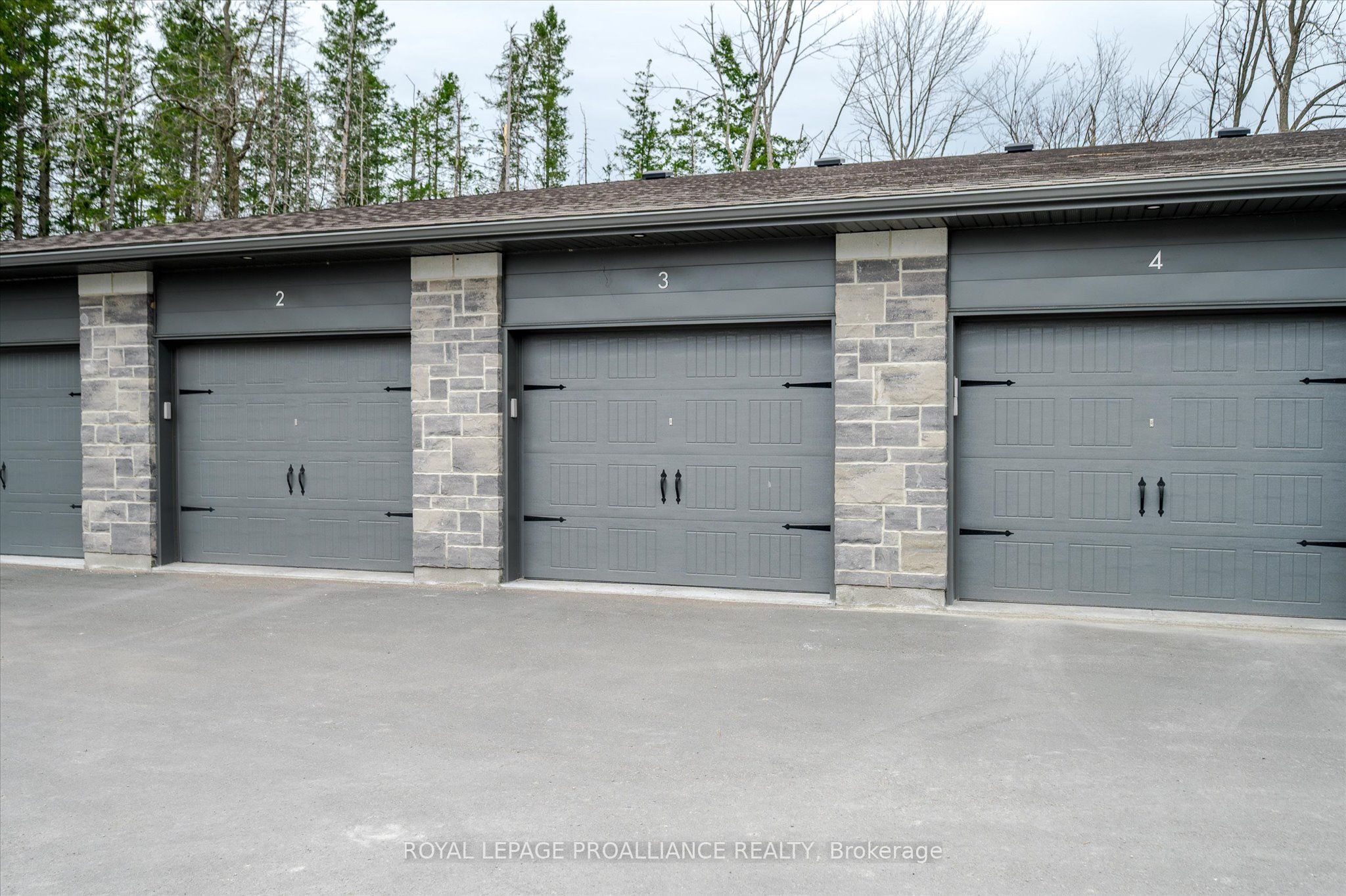 #garage #3 - 19 Hampton Lane Property Photo 1