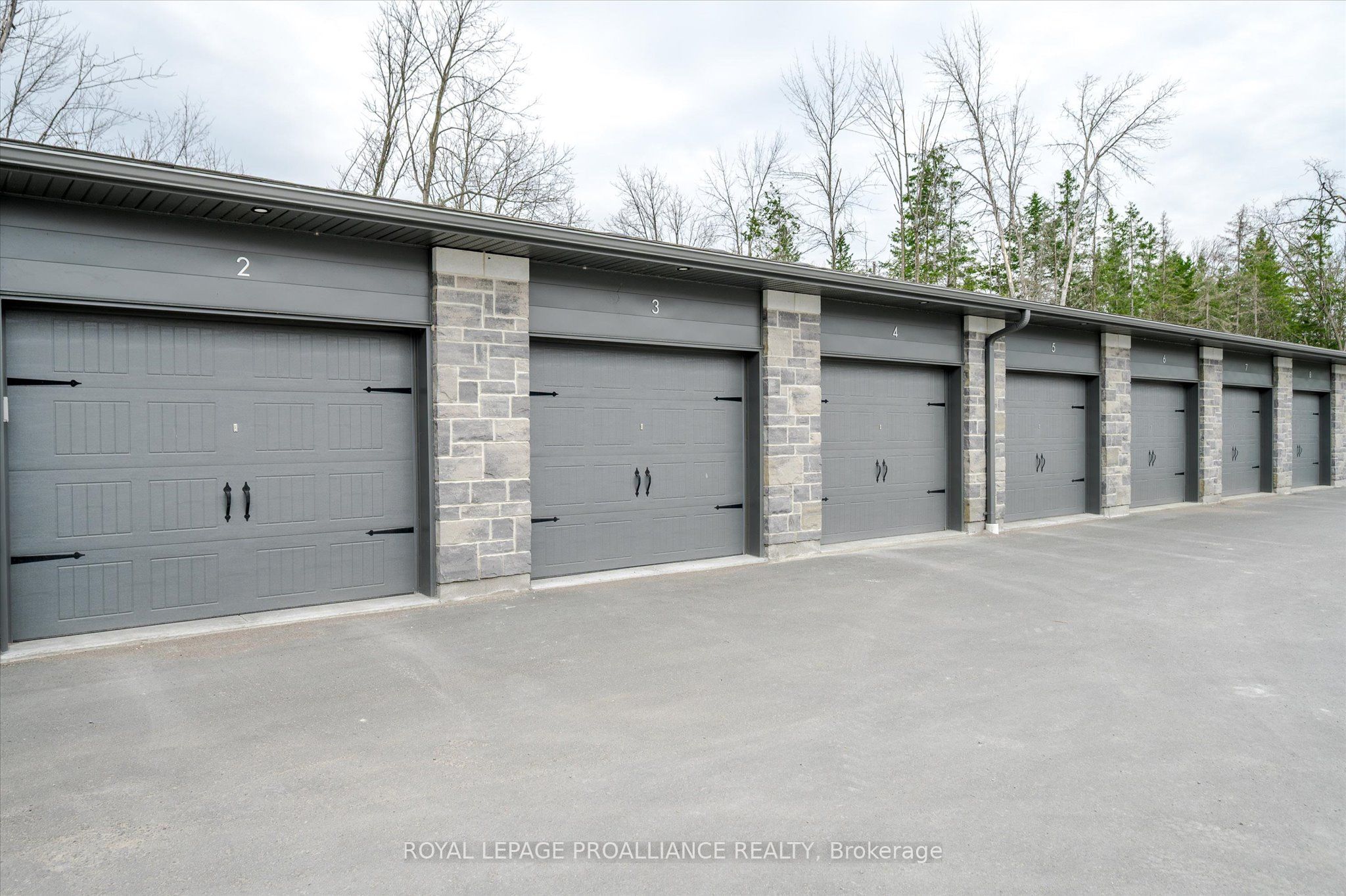 #garage #3 - 19 Hampton Lane Property Photo 2