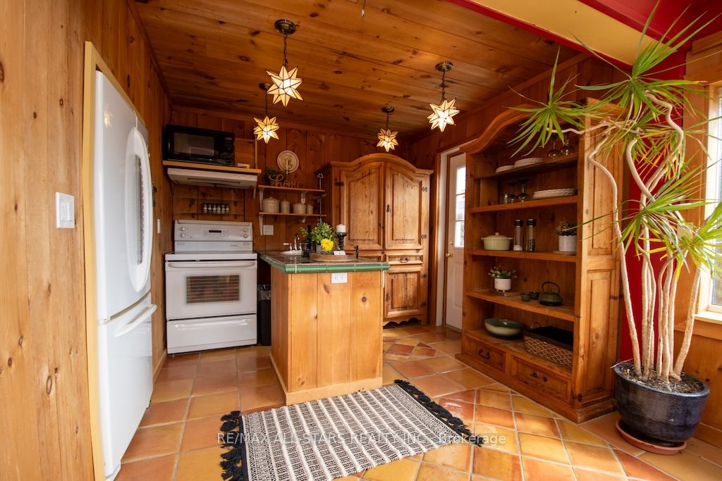 1013 Highway 7a Property Photo 14