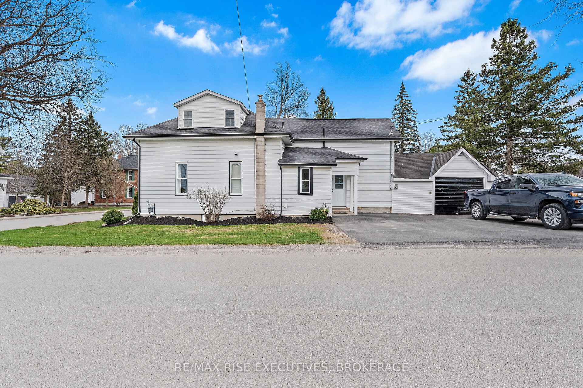 2 Elma St Property Photo 1