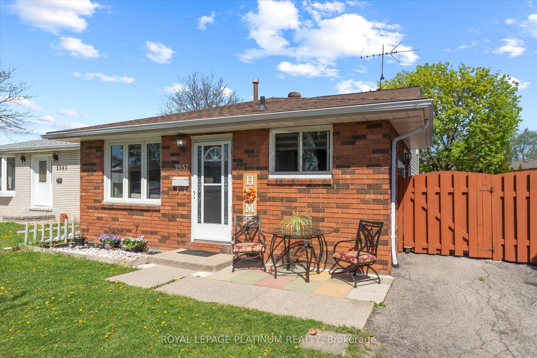 3537 Hemlock Road Property Photo 2