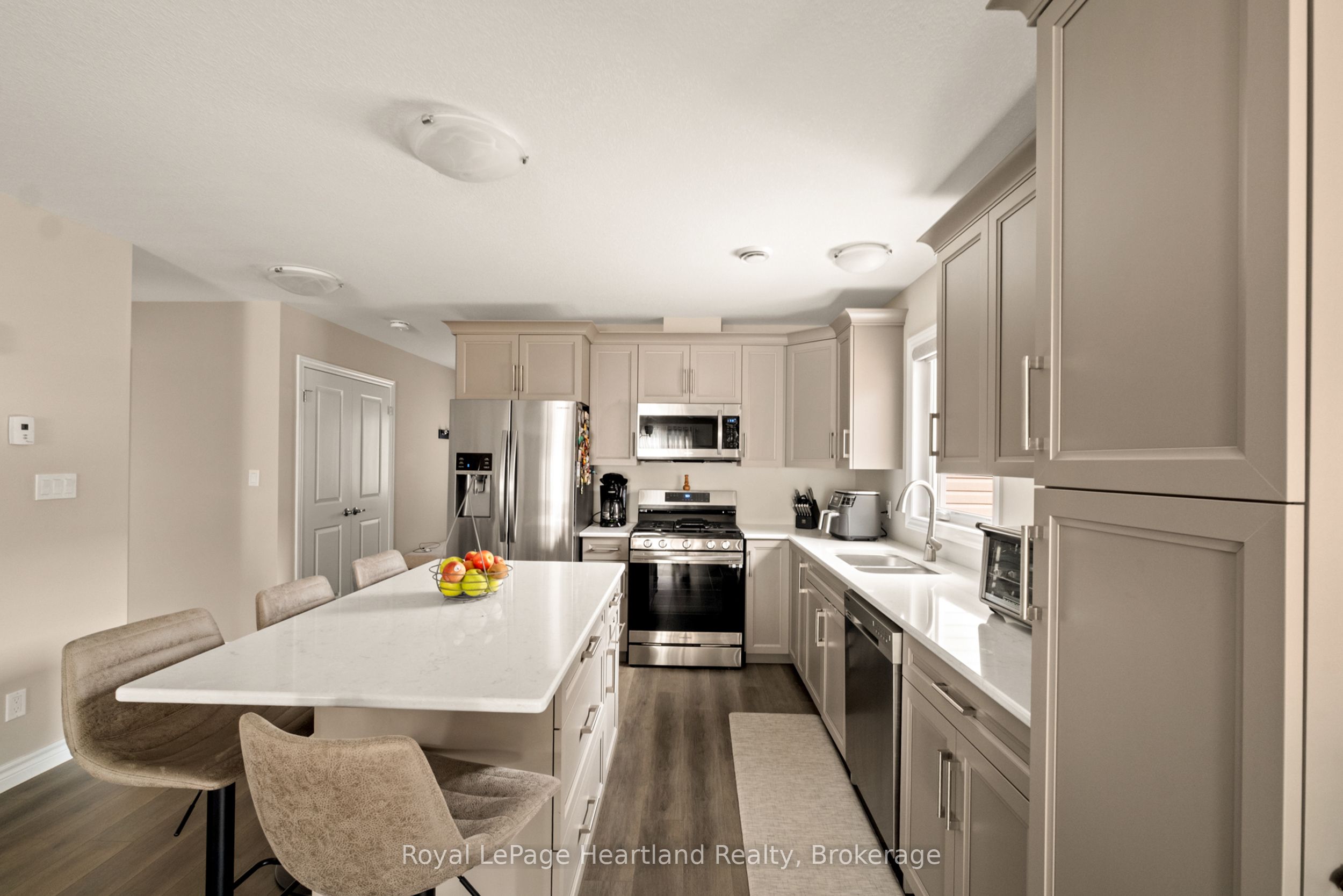 140 Lake Breeze Drive Property Photo 11