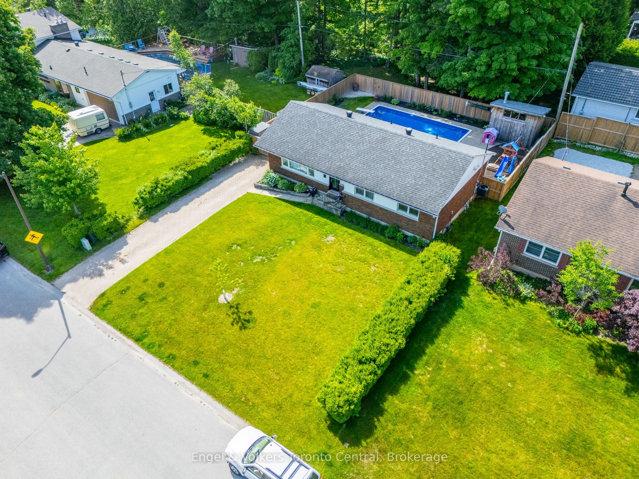 583 6th Street W Property Photo 1
