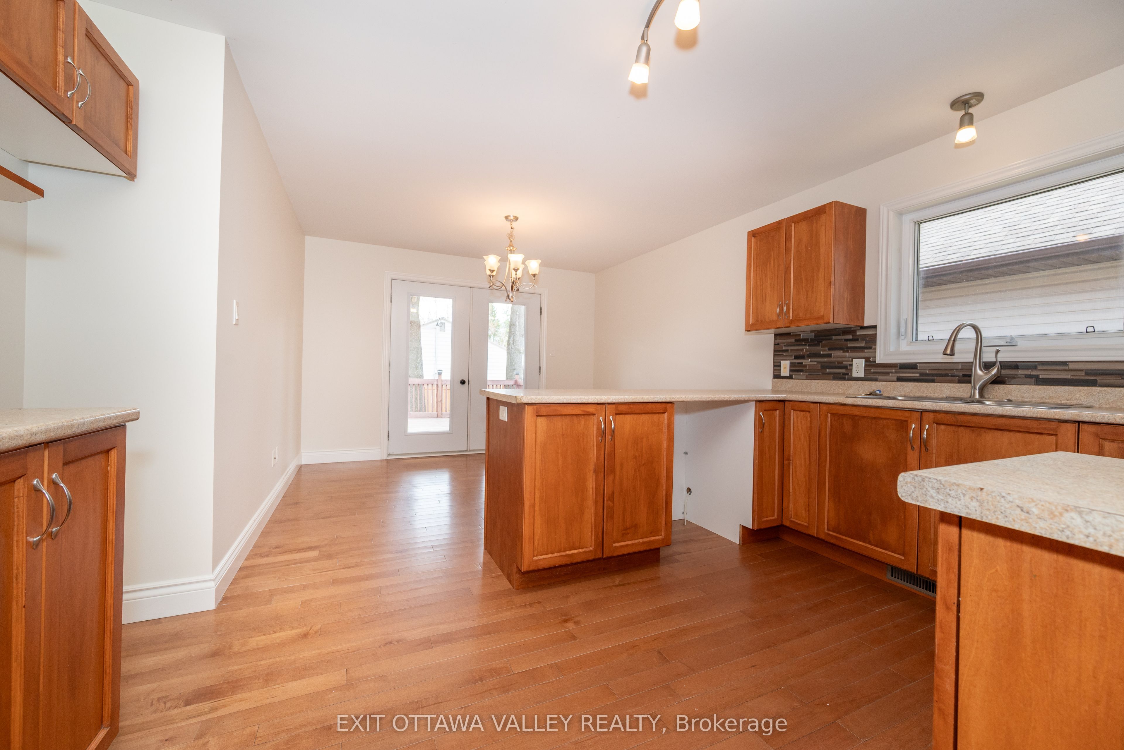 2059 Sandstone Crescent Property Photo 5